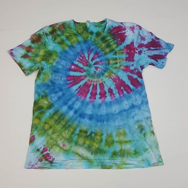 Results of the #raindye experiment from earlier this week... Turned out great! But still a few things I will do differently next time, like a rack instead of a tray. #icedye is even easier now! #tiedye #tiedyetshirt #rainbowshirt #peaceandlove #handm