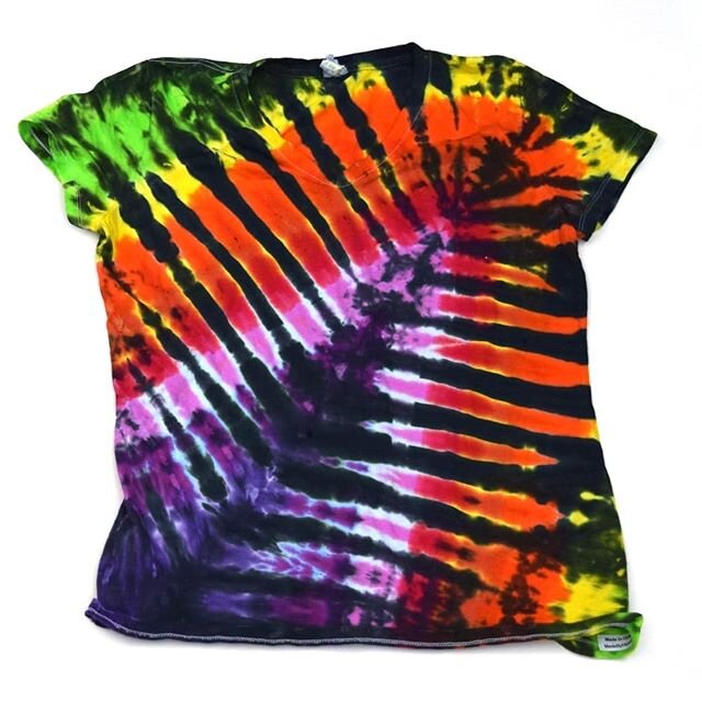 I'm listing new items tonight, including this awesome pattern in a Ladies v-neck cap sleeve tee size Large for $25 free shipping! Check out other items new in our Etsy shop tonight! 
#tiedye #tiedyeclothing #stayhomeandshop #handmade #tshirts #tiedye