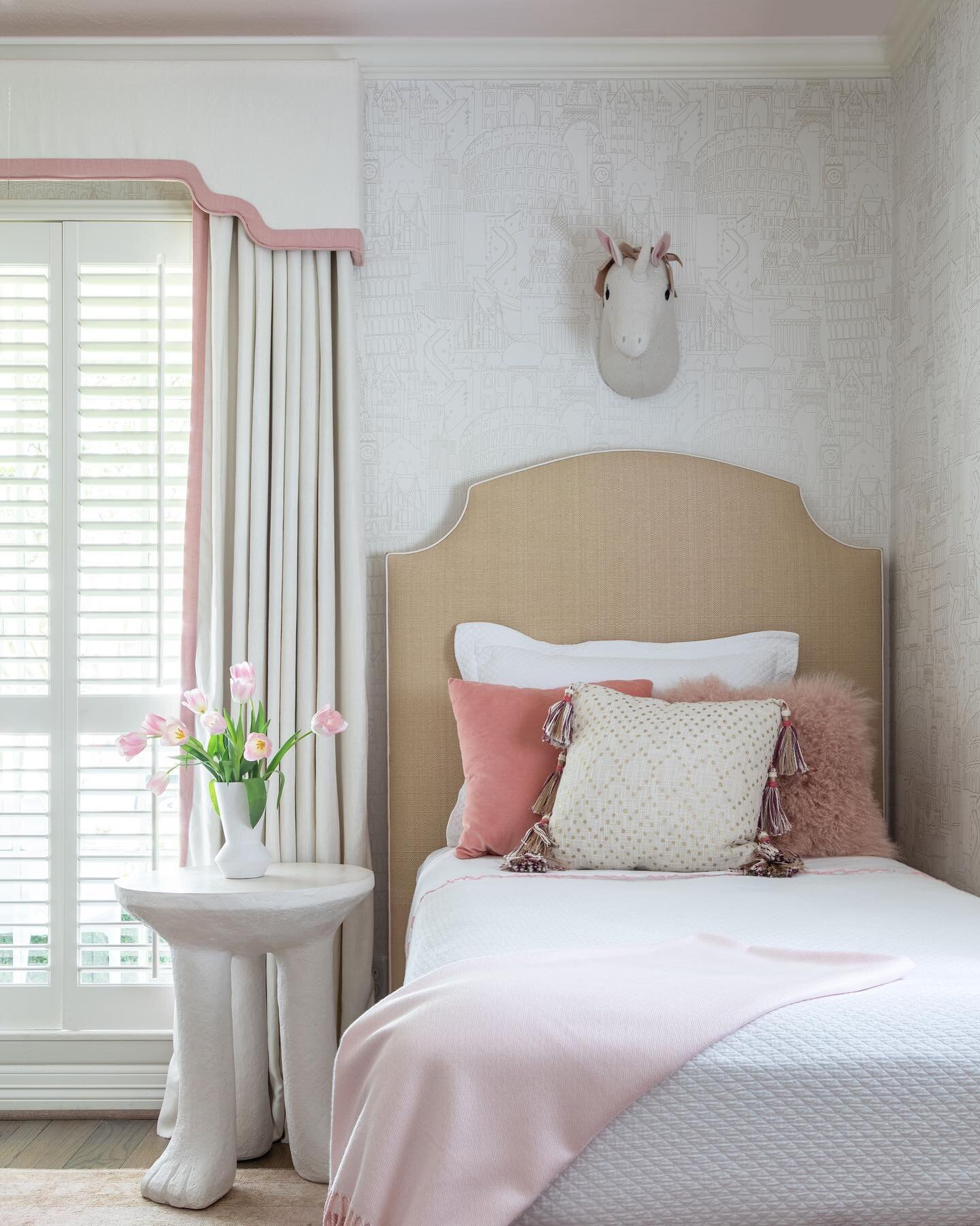 Still loving what we did in Winn’s current room as we design her new one. She has requested aqua blue, pink, and yellow. Searching for our “hero” fabric - wish me luck!
.
.
#girlsroom #wallpaper #pink #raffia #plaster #houstondesign