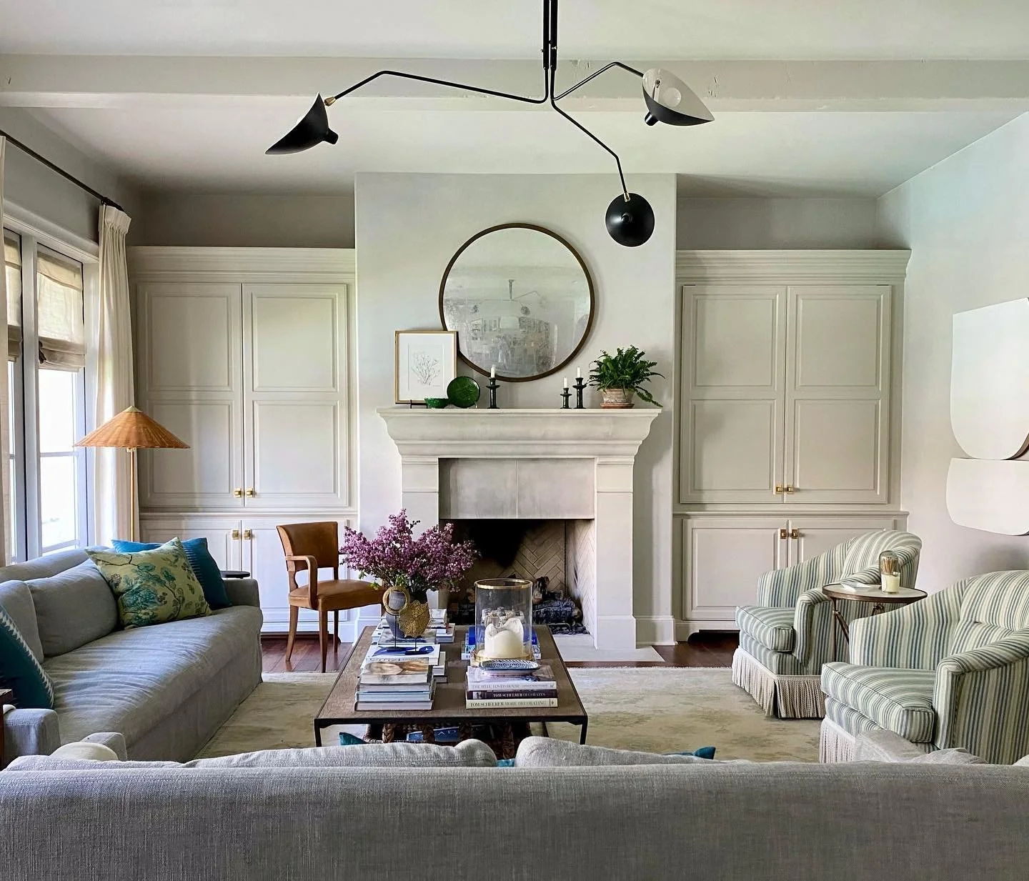 Lilacs livening up our living room this Sunday.
.
.
#lilacseason #livingroom #makeyourhomehappy #houstondesign #houstoninteriors #libbablalockinteriors