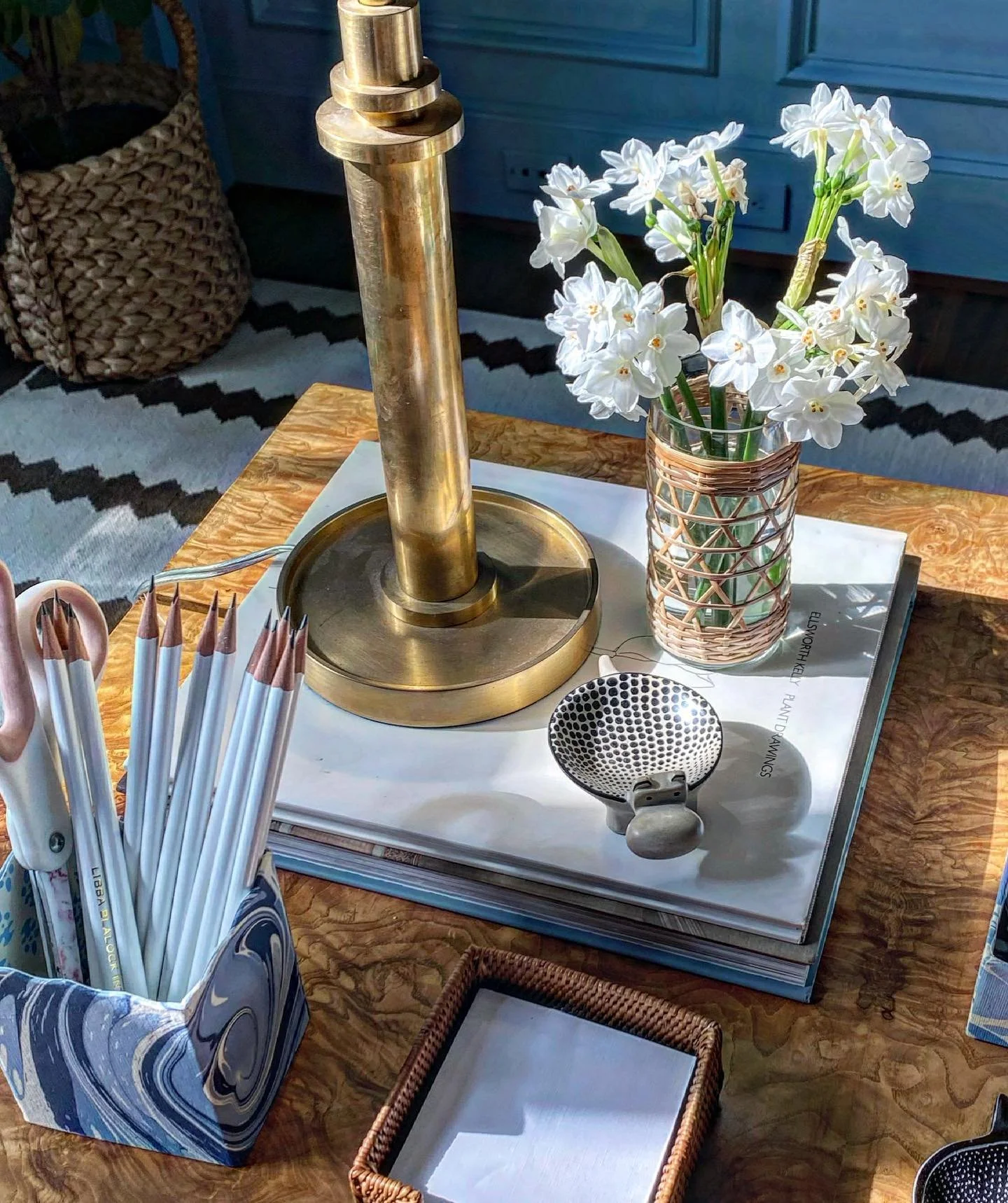 The last of the paperwhites sitting pretty on my desk this morning. 
.
.
#deskdetails #morninglight #paperwhites #houstoninteriors #libbablalockinteriors