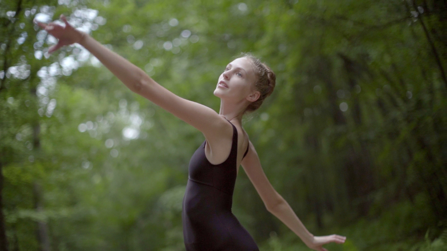 Scenes from the classroom are contrasted by scenes in a forest, where Claire finds herself in the most ideal dreamscape. The feeling is surreal, unbarred by the walls of the studio. It is where she experiences a most perfect and flawless performance. It is a space without scrutiny or competition.