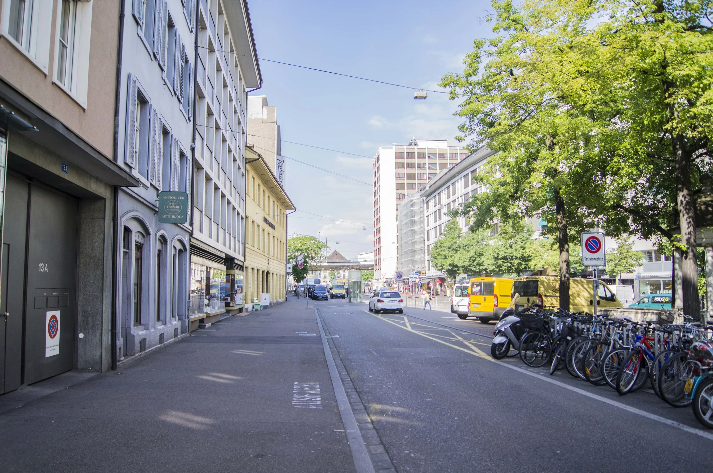 Strassenansicht nahe dem Coworking Space RHIZOM im Zentrum von Basel, wenige Schritte vom Hauptbahnhof entfernt