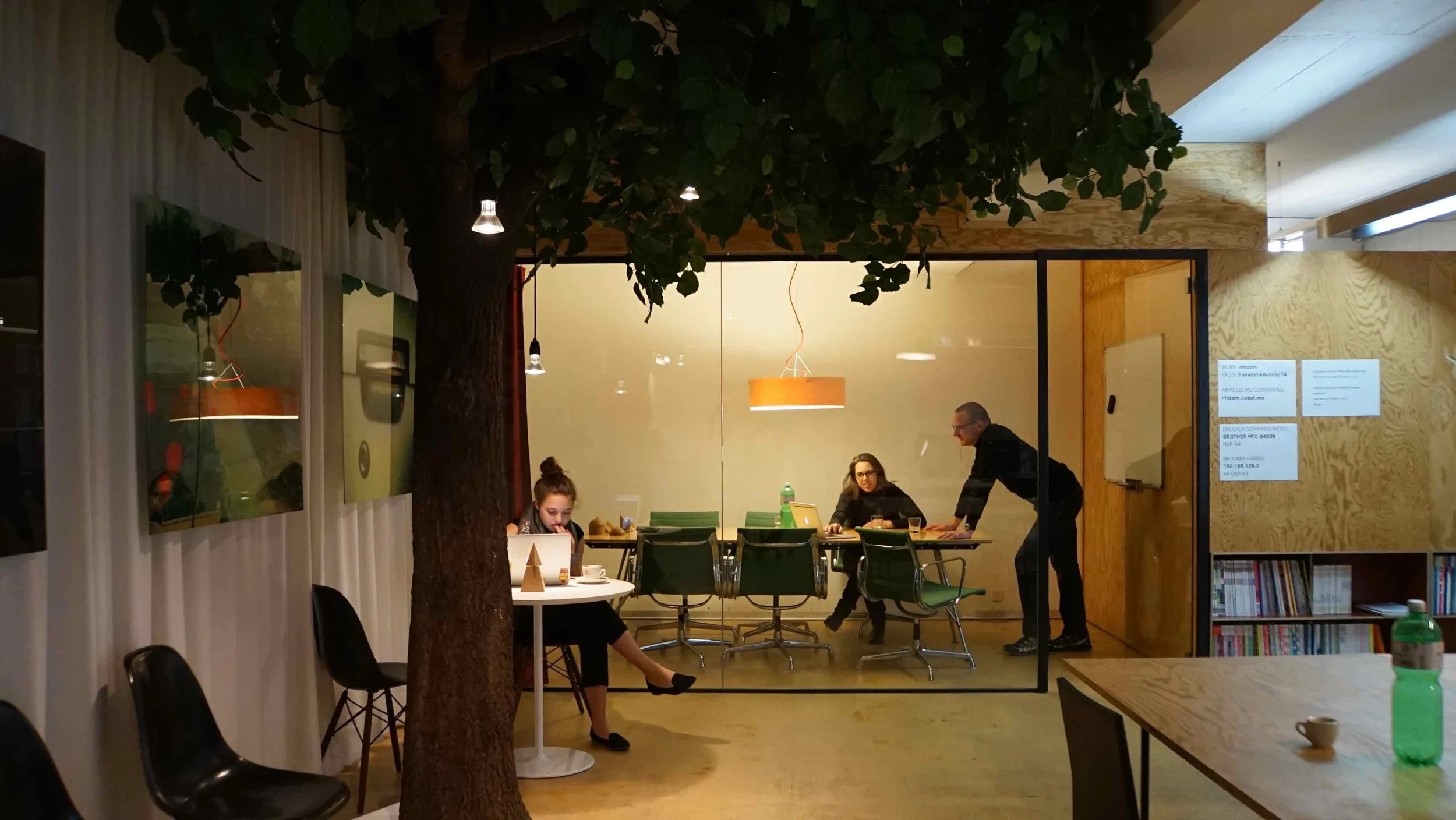 Besprechungsraum bei RHIZOM in Basel mit Personen bei einem Meeting im Coworking Space