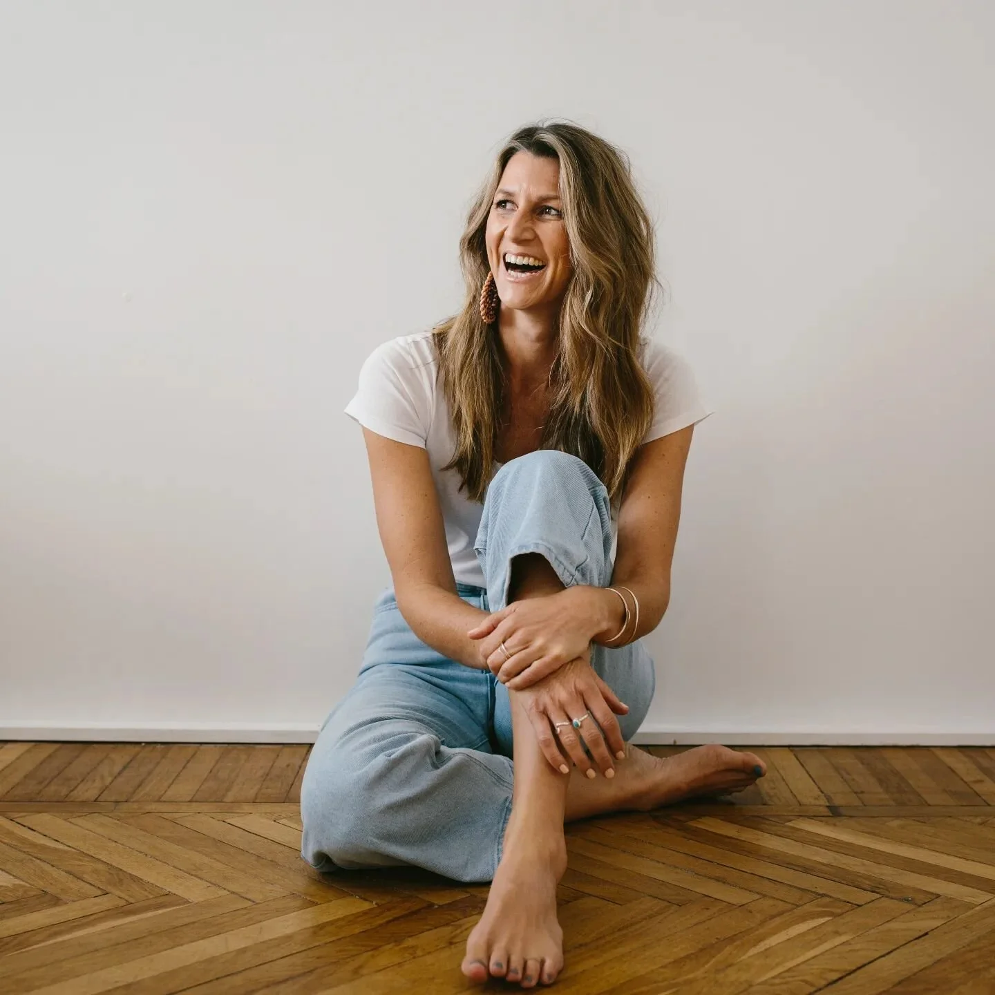 Hello 👋🏼 I&rsquo;m Jane.

I&rsquo;m a holistic nutritionist, therapist, yoga teacher, and global retreat leader. But that&rsquo;s not really what defines me.

I&rsquo;m happiest when I&rsquo;m with people I love, eating good food, anywhere in natur