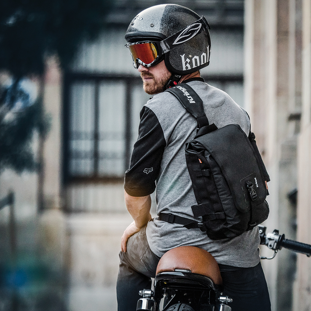 kriega-sling-messenger-bag-life3.jpg