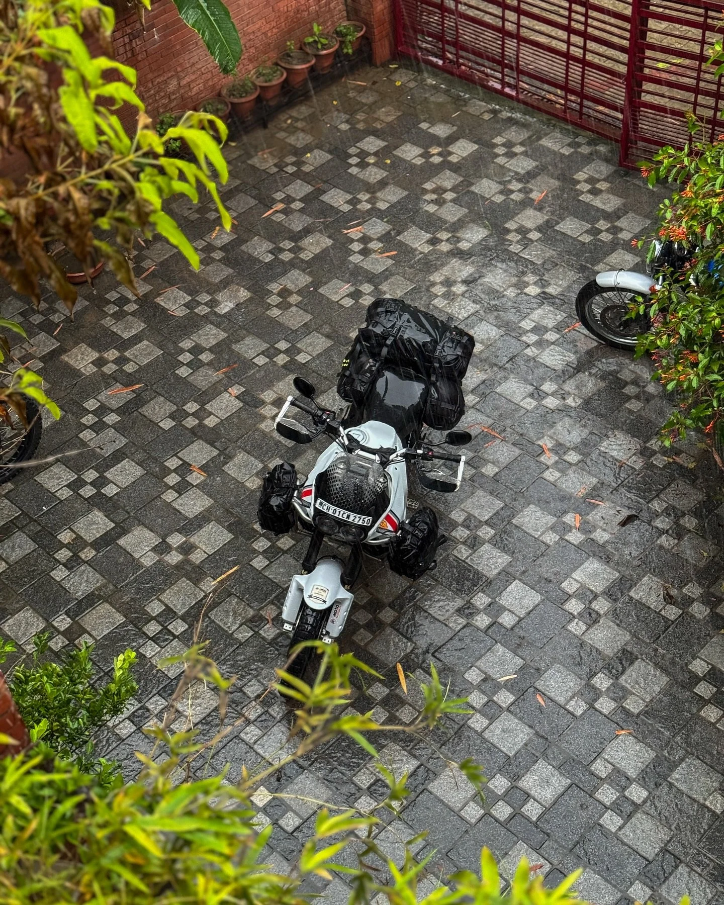 Kriega: Trusted the world over
@virnakai monsoon-proof set-up for his Ducati Desert X
OS-Base with OS-18 Adventure Packs
US-40 Rackpack in the centre
2 x OS-6 Adventure Packs on the front crash bars.
The perfect set-up
.
.
#kriega #ridekriega #ducati