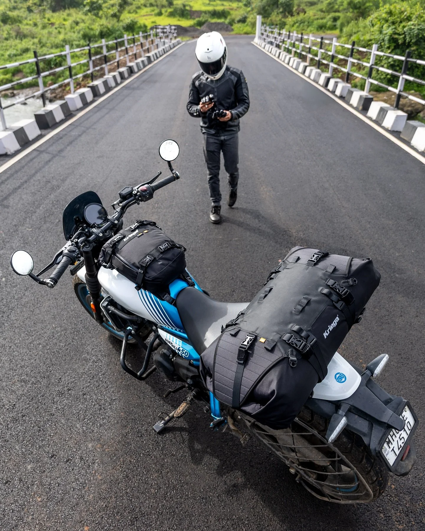 The US-40 RACKPACK
&bull; Fits to tail rack or rear seat of any bike*
&bull; Expands from 28 to 40L of capacity
&bull; 100% waterproof
&bull; Double-ended design
&bull; Cordura construction
&bull; Hypalon reinforced strap panel
&bull; Modular 