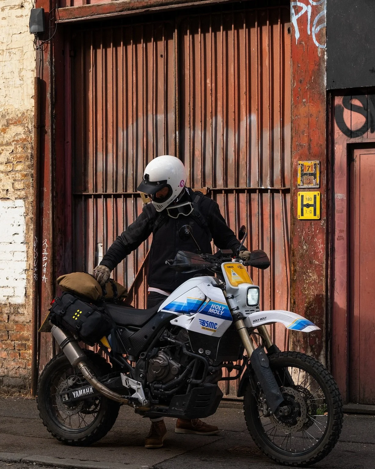 Tasty retro T7 equipped with Kriega OS-Base Rackless luggage &amp; super-versatile Rollpack20 (in Coyote colourway). Bike owner Gareth used @holymolymotorcycles kit to transform his #tenere700 
📷 Thomas Kettlety
.
.
#ridekriega #kriega #yamahatenere