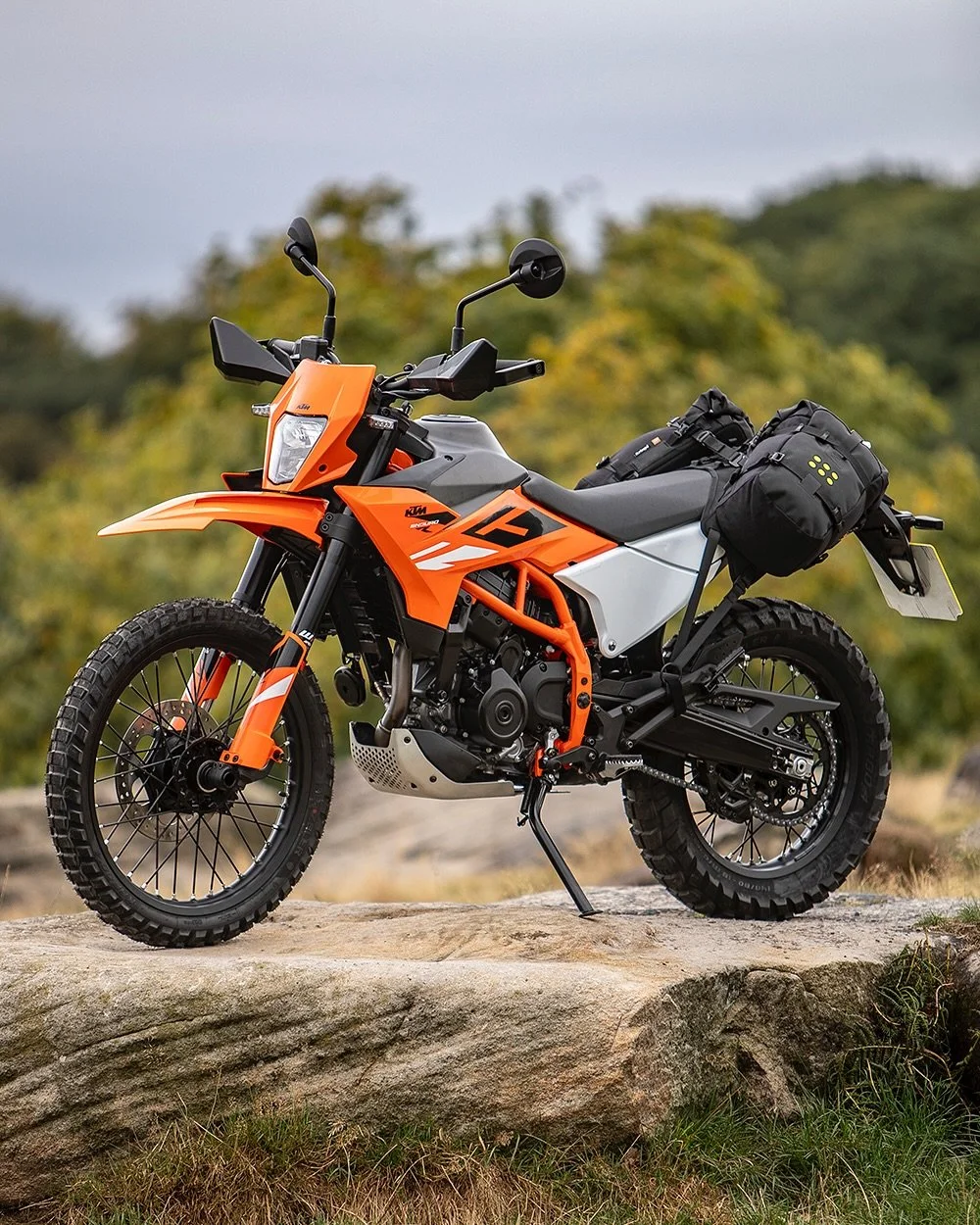 Carry tools, spare clothes, snacks, drinks or waterproof easily on your new KTM 390 Enduro/Adventure with the Kriega OS-BASE DIRTBIKE &amp; choose the OS-Adventure Packs to suit your rides.
This rackless luggage system share&rsquo;s the bike&rsquo;s 
