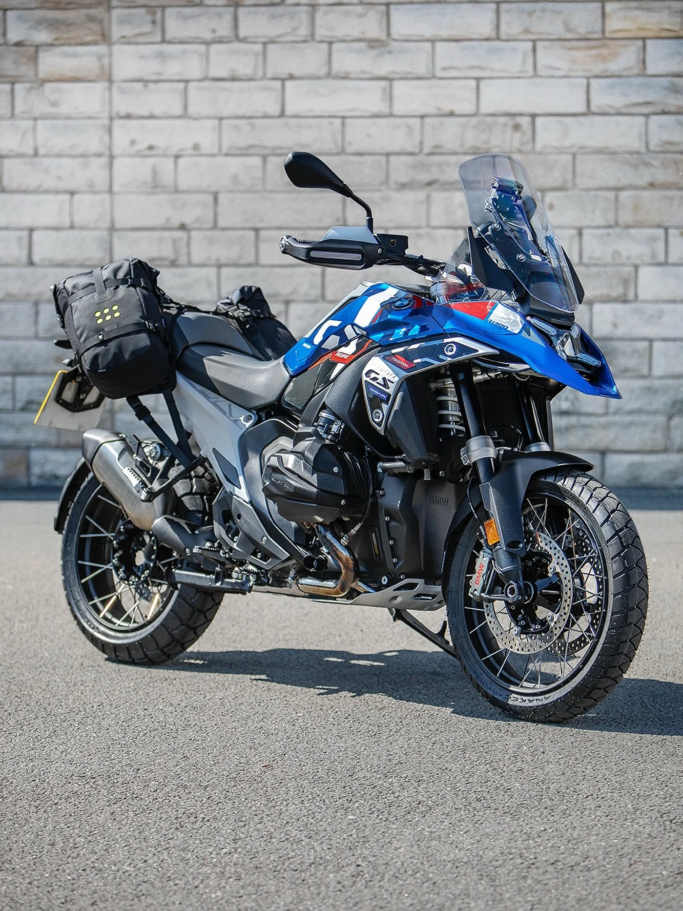 Rackless luggage for big BMWs.
We&rsquo;ve got it.
.
.
#kriega #ridekriega #bmw1300gs #bmwr1300gs #bmwr1250gs #bmwr1200gs #motorcycleluggage