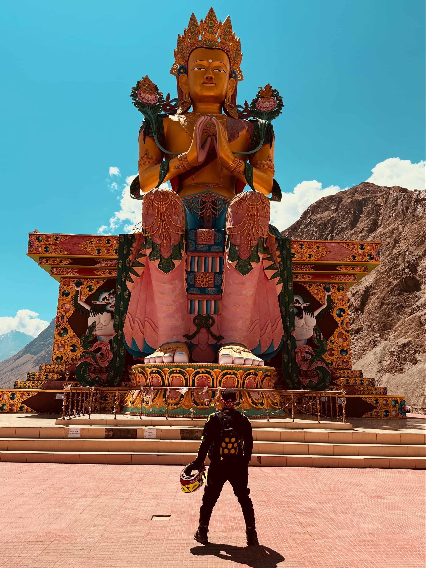 @xroads.moto adventuring out to the Diskit monastery in Ladakh, India. Essentials carried in a TRAIL9 in Coyote
.
.
#kriega #ridekriega #adventurebike #advbike #advbikerider #adventurebikerider