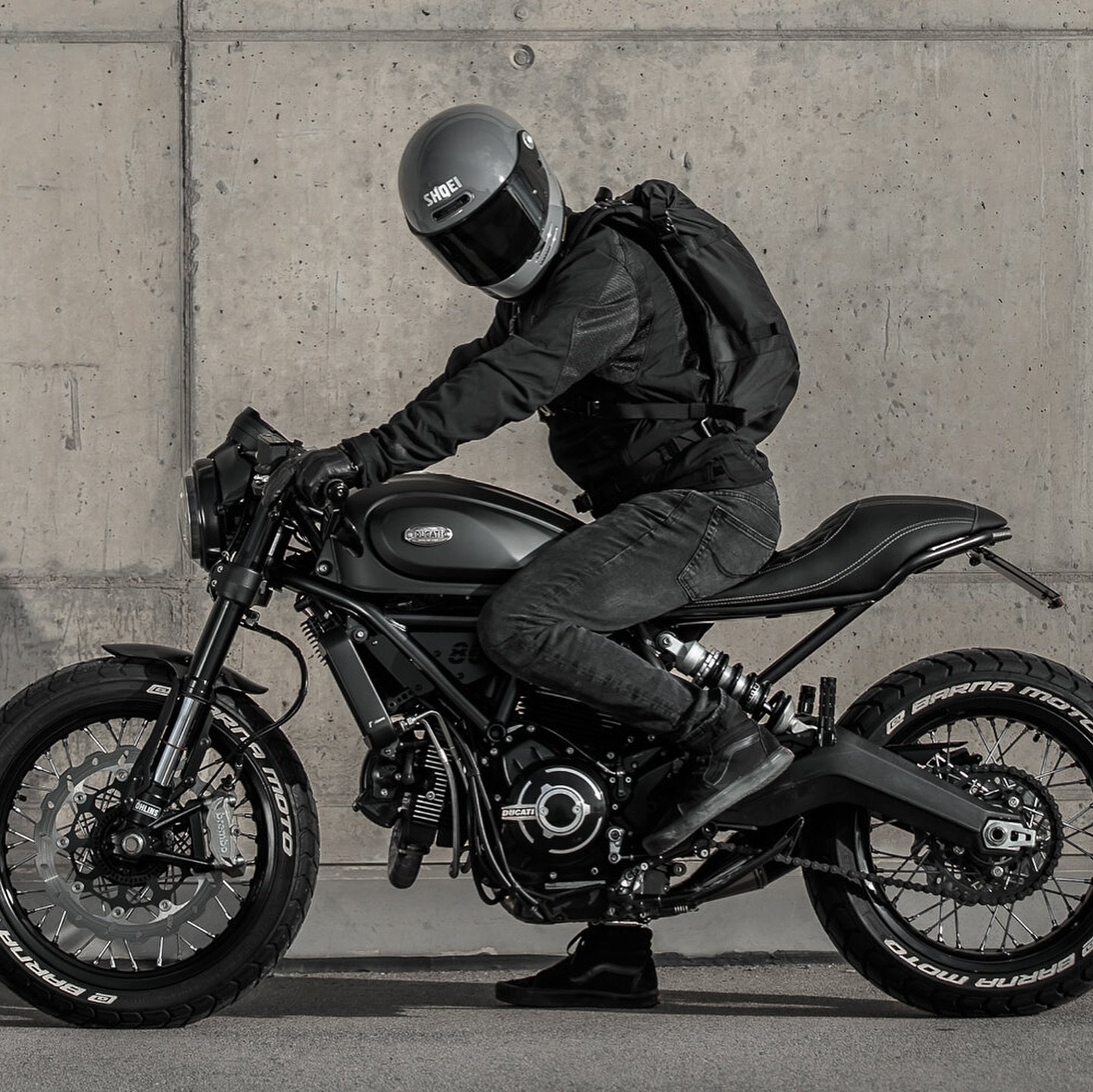 The Kriega R16 is our stylishly minimalistic daypack. 
&bull; 100% waterproof 
&bull; Innovative Quadloc-Lite harness design
&bull; No compromise build quality
&bull; Loops for adding a US-Drypack if you ever need 5/10 litres more capacity 
&bull; 10