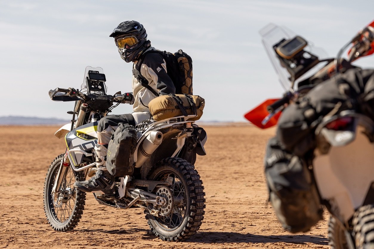 The @adventure.spec lads relying on Kriega OS rackless luggage, Rollpacks and backpacks on a recent blast through the Sahara.
📷 @adventure.spec 
.
.
#kriega #ridekriega #husqvarna701enduro #ktm890adventure #ktm890adventurer #advmoto #adventurebike #