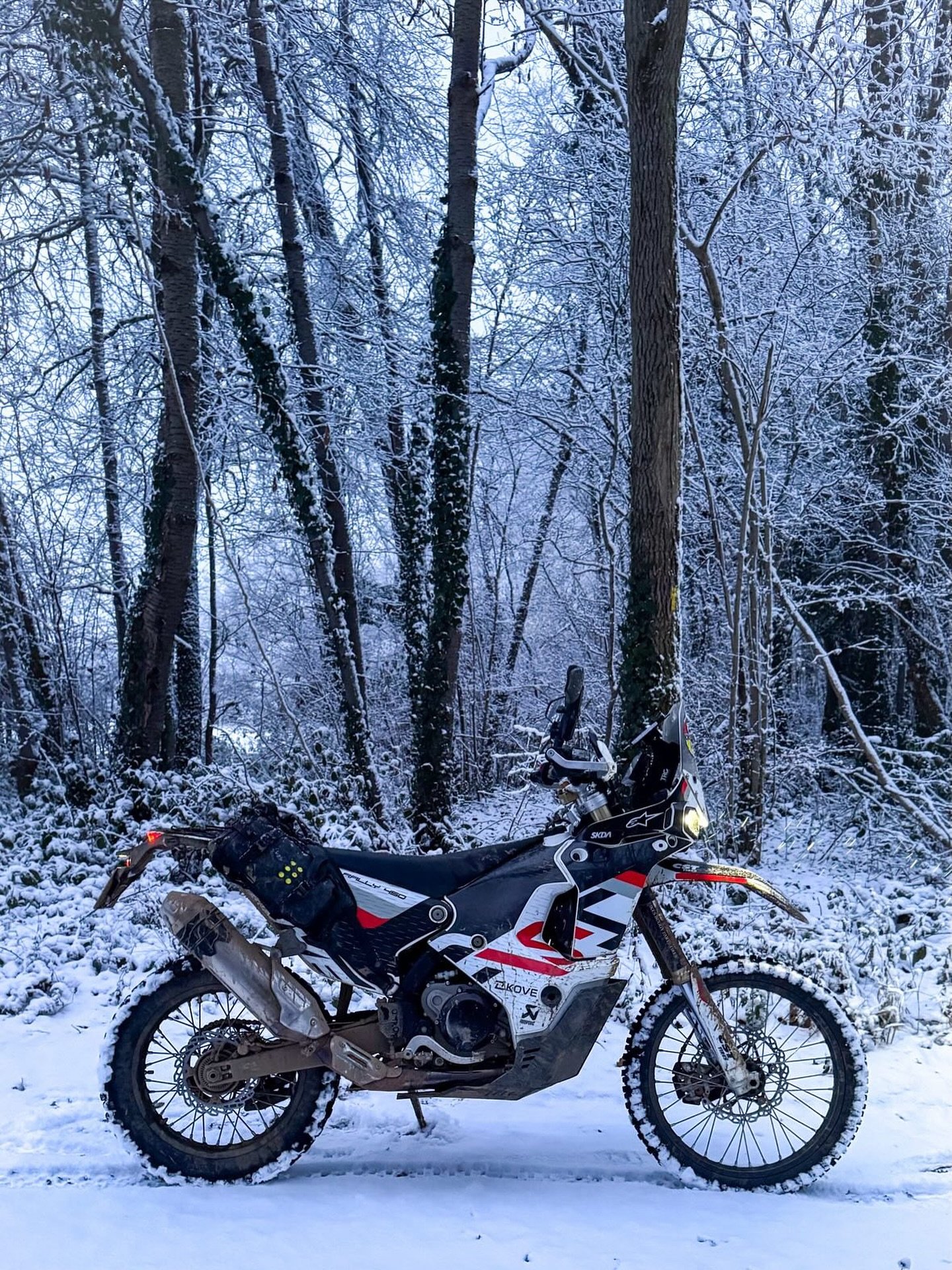 Extra clothing layers, tools, spare parts, medical kit, food&hellip; An OS-BASE + a pair of OS-6 Adventure packs safely &amp; securely carries all your ADV essentials. Whatever the weather&hellip;
📷 @anouch_adv 
.
.
#kriega #ridekriega #koverally450