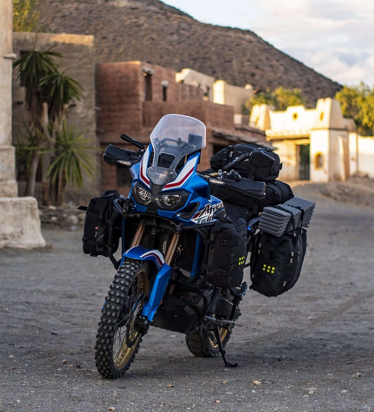 @objectifpiste with an Africa Twin that ticks all the boxes 
✅ OS-Soft Panniers
✅ OS-6 Adventure Packs on crash bars
✅ US-40 Rackpack 
✅ US-30 Drypack 
LOTS of capacity&hellip; up to 146 litres!
.
.
#kriega #ridekriega #hondaafricatwin #hondaafricatw