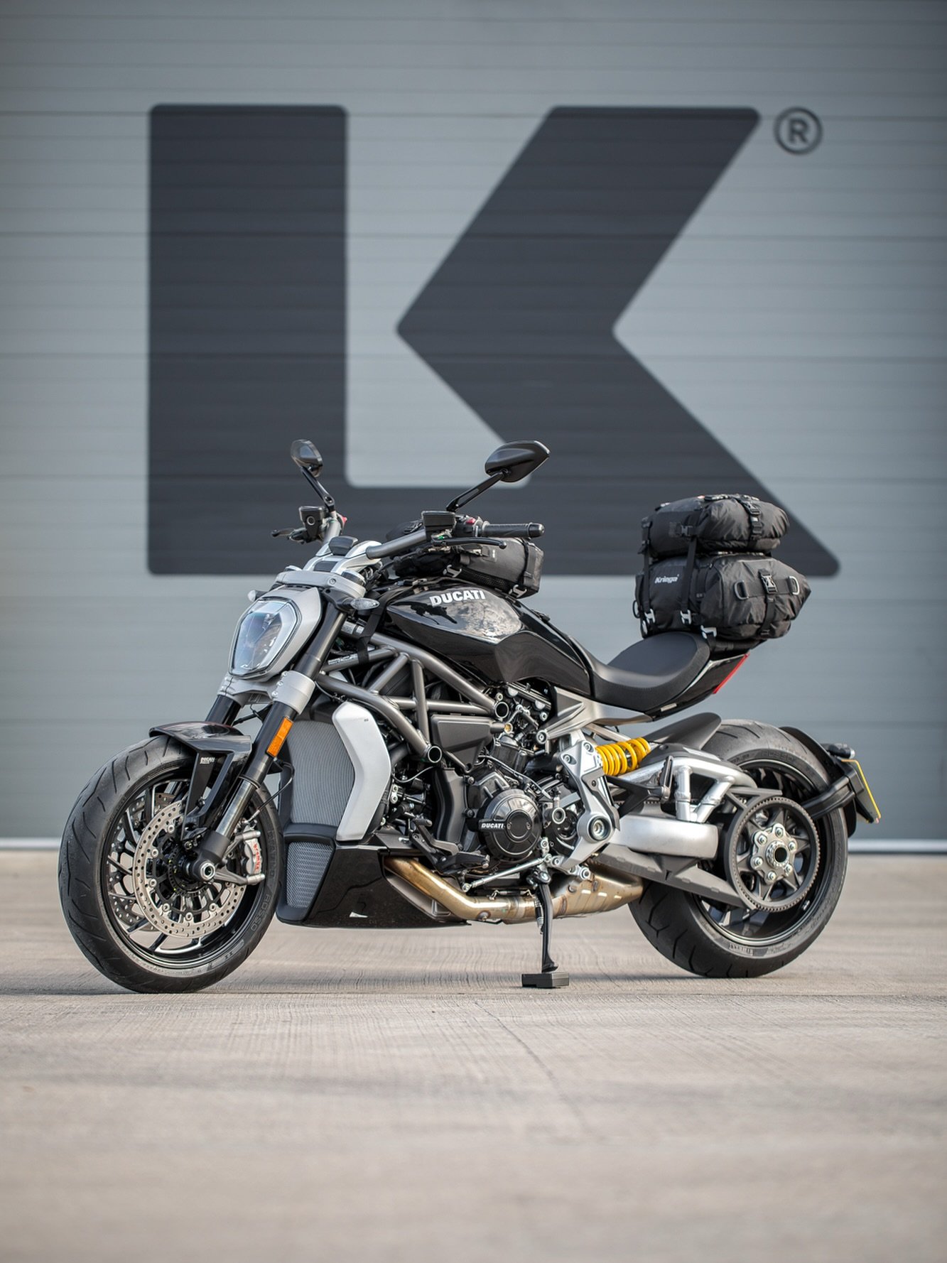 Kriega US-Drypacks are the universal-fit luggage option for those who appreciate quality.
This #ducatidiavel is fitted with:
US-20 + US-10 on the rear
US-10 + Tank Converter on the front 
.
.
#kriega #ridekriega #ducatidiaveldark #ducatidiavelfans #d