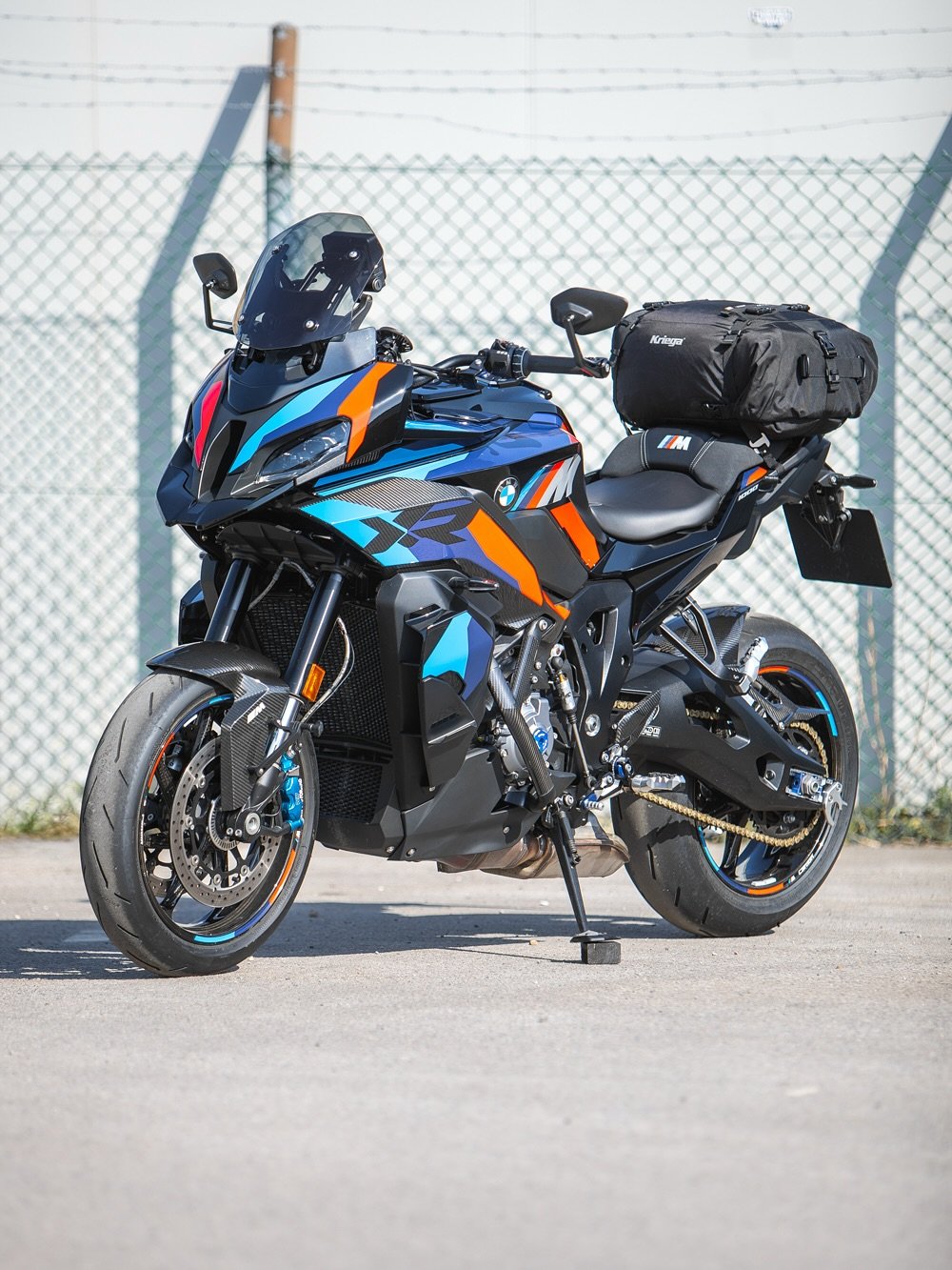 How damn sporty do you want your sport touring?
Kriega US-Drypacks are designed to fit just about any two-wheeler, attaching safely and securely, so you fit, forget and concentrate on the road ahead.
Waterproof / Modular / 10-year guarantee 
This BMW