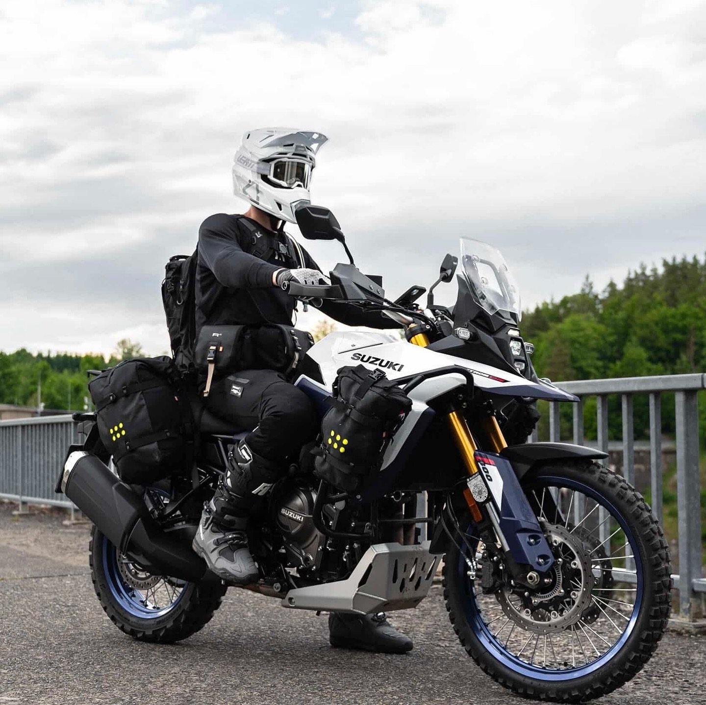 Suzuki V-STROM 800DE + Kriega OS-Rackless luggage + R8 waistpack + T18 backpack.
Rider: @josua_moto 
Photograph: @thetriumphscramblerguy 

#kriega #ridekriega #josuaMoto #suzukivstrom800 #advbike