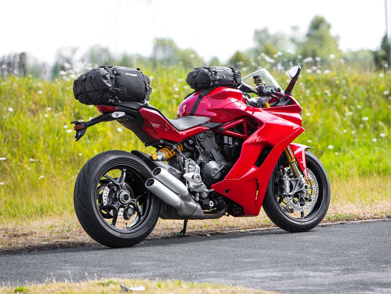US-20 Drypack on the back, US-10 on the front, Ducati SuperSport 950 in the middle.
Looking for sportsbike luggage? Look no further than Kriega Drypacks, available in sizes from 5 to 40 litres.
.
.
#kriega #ridekriega #ducatisupersport #ducatisuperbi
