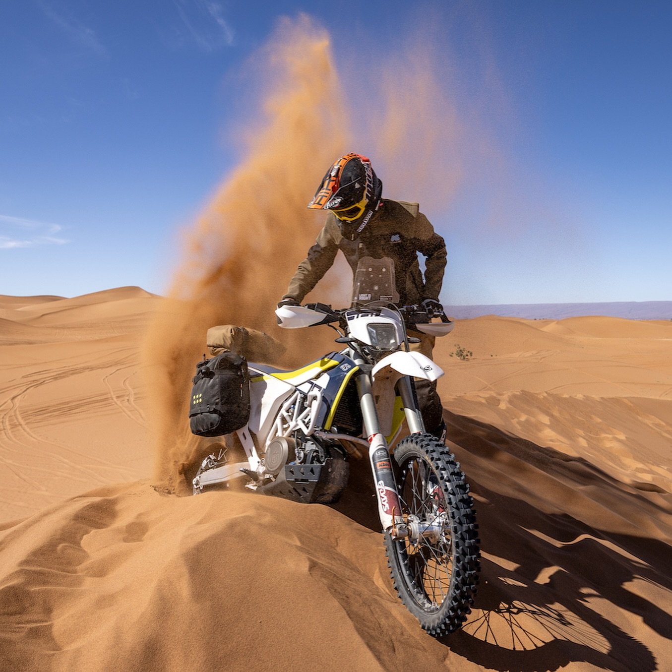 June? Dune!
The @adventure.spec crew loaded up with Kriega OS Rackless luggage and Rollpacks for their most recent trip to Morocco.
Waterpoof, sandproof, lightweight, rugged. Guaranteed.
.
.
#kriega #ridekriega #husqvarana701enduro #advbike #adventur