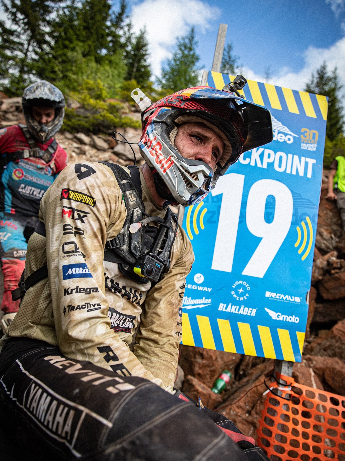 Congratulations to @poltarres13 for reaching checkpoint 19 in the 2026 @redbullerzbergrodeo on his @trece.racing_society Yamaha Tenere 700. Pol made it further than any twin-cylinder has before. We are in awe!
Who does he trust to keep him hydrated? 