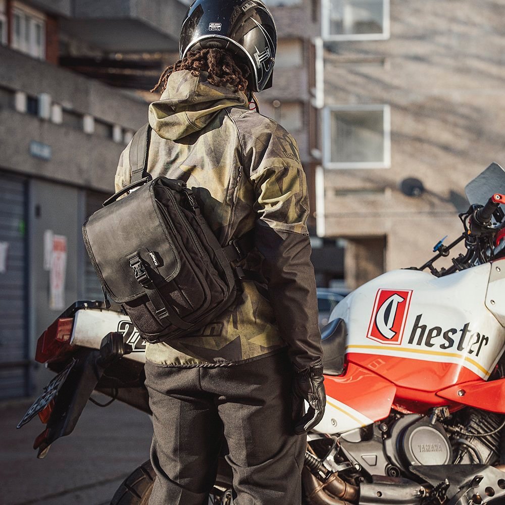 Did you know Kriega also makes messenger bags? This is the Sling Pro.
7-litre waterproof compartment + a 7-litre zipped organiser section.
Made to the same high standards as our backpacks and bike luggage.
.
.
#kriega #ridekriega