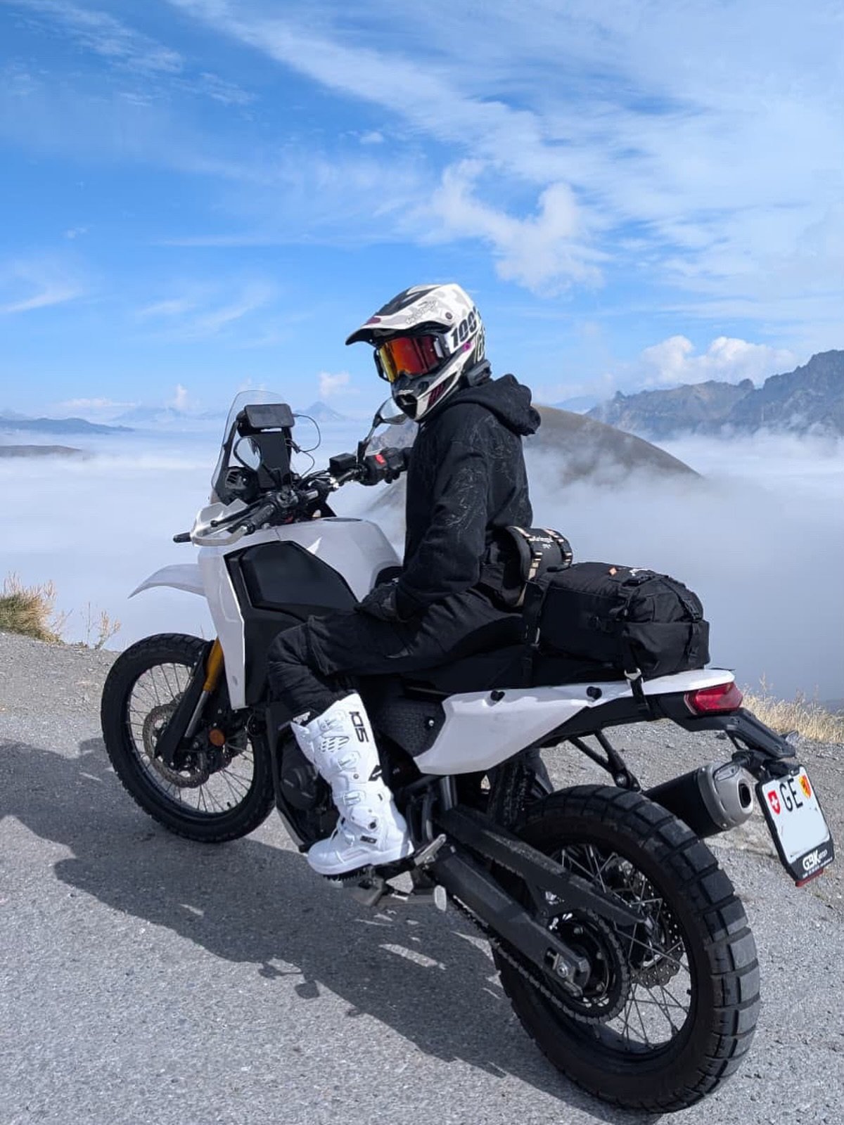 @espegoesbrrr looking cool with pausing at 2642m up the Col du Galibier. Kitted out with US-30 Drypack and R3 waistpack.
.
.
#kriega #ridekriega