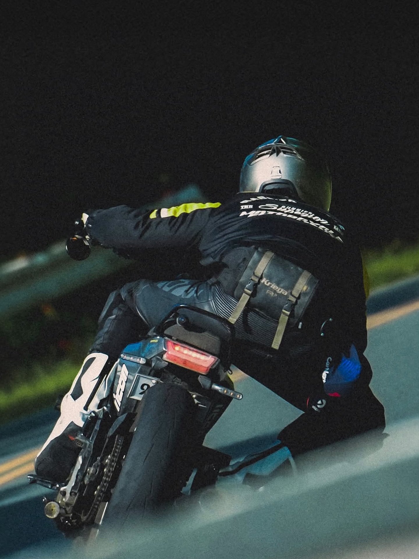R3 waistpack doing R3 waistpack things.
The world&rsquo;s favourite motorcycle waistpack is waterproof, rugged &amp; a design classic.
📷 @miggzmoto