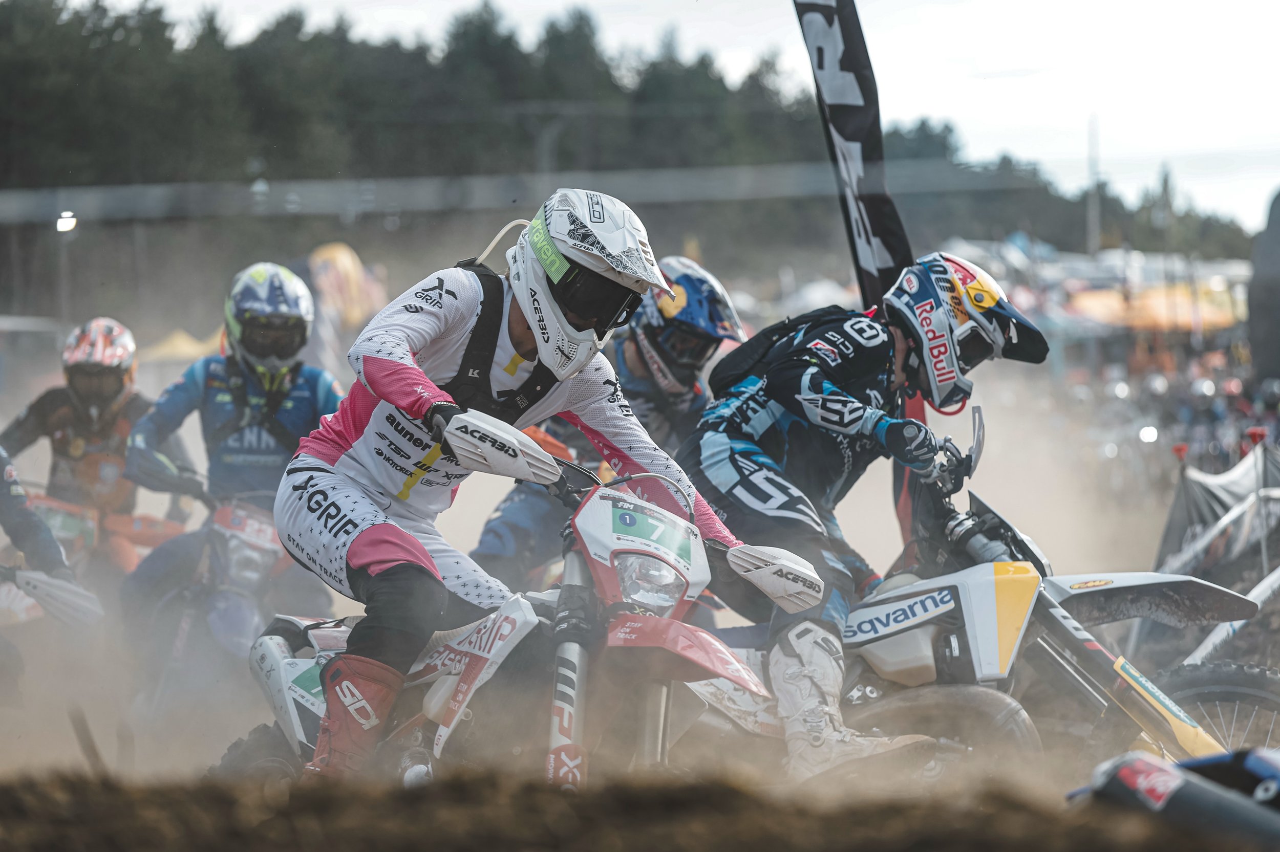 Photos from the @hixpania_hard_enduro round of the @fimhardenduro where 
Kriega ambassadors @a_brightmore7 (pink &amp; white) &amp; @m.brightmore.12 (yellow &amp; white) are at the sharp end like they have been all season. Ash was on the podium in th
