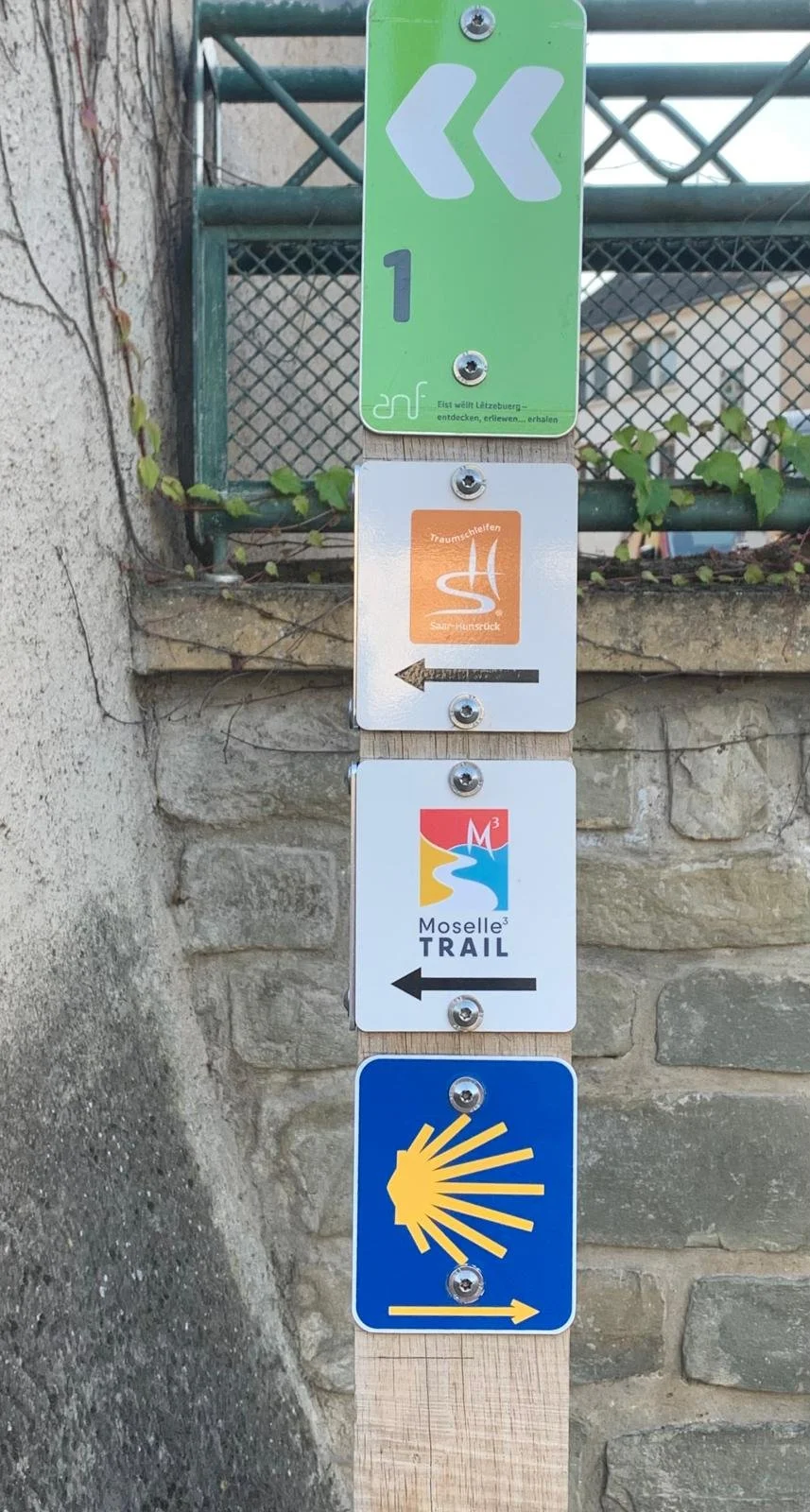 Walk way signs Schengen Sep 2023.jpeg