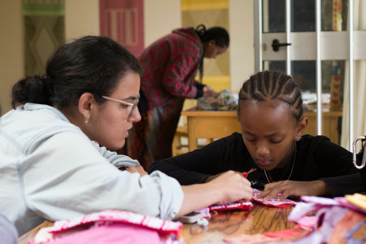Jackie teaching Mahlia how to open up a stich. 