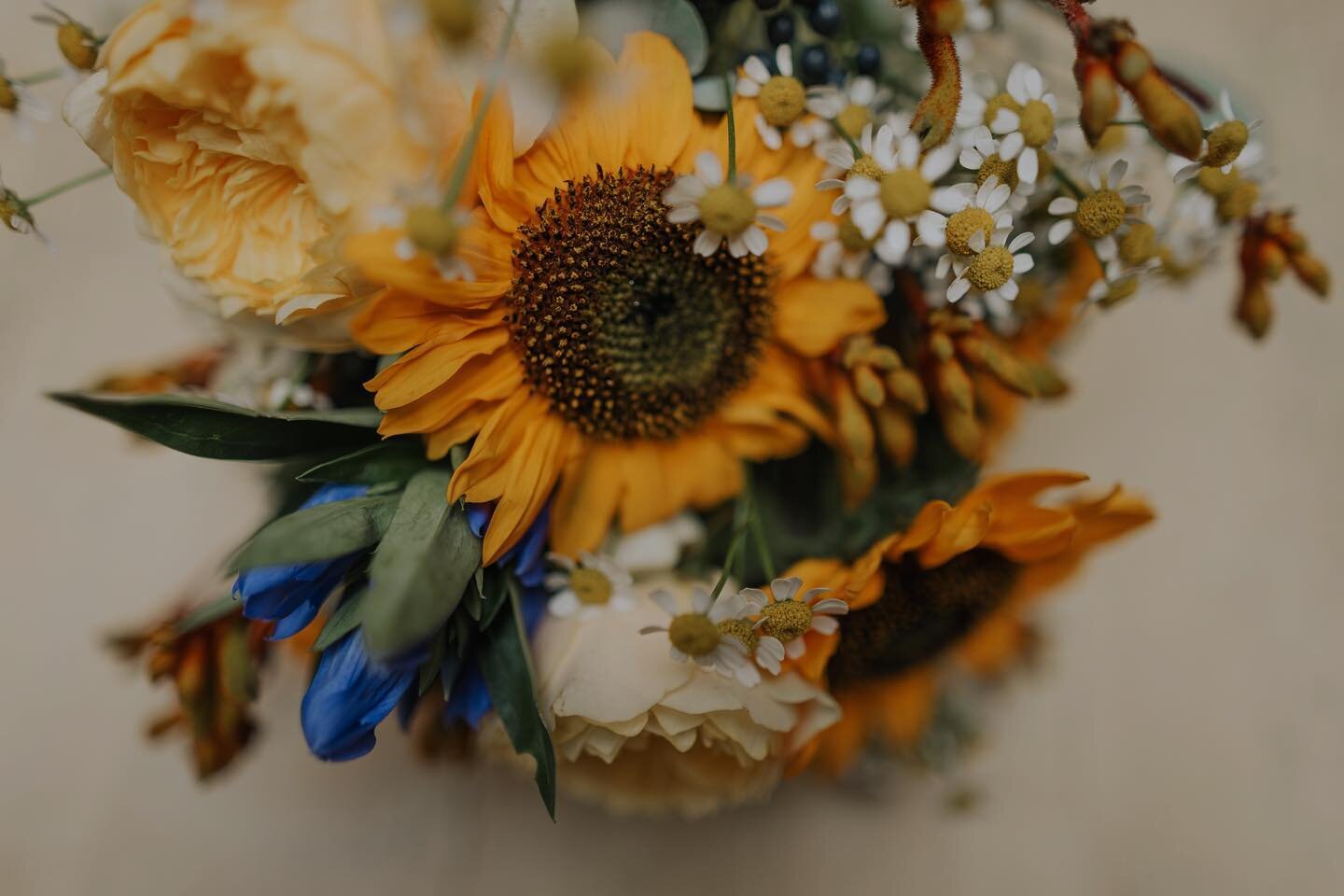 h+b - the wild summer flower vibes. It made me feel like they were scooped up from a wildflower field the morning of 😍 #flowers #weddingflowers #weddingphotography #happy #feelgood