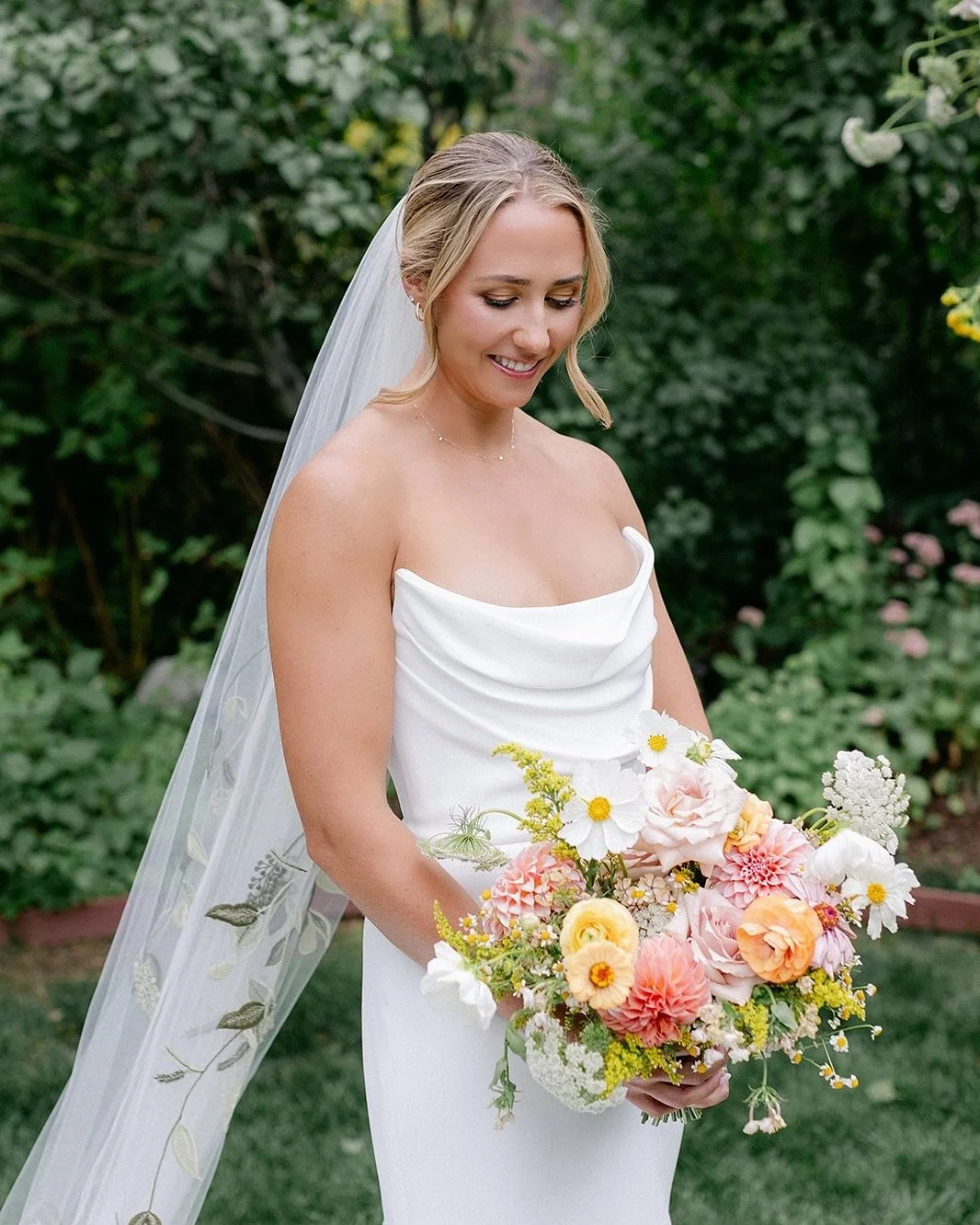 Modern elegance meets floral romance 🌿✨ Maxine&rsquo;s embroidered veil mirrored the joyful blooms woven throughout her Tahoe celebration, creating a moment where every detail felt perfectly in harmony.

Gown | @alexperryofficial
Photography | @kath