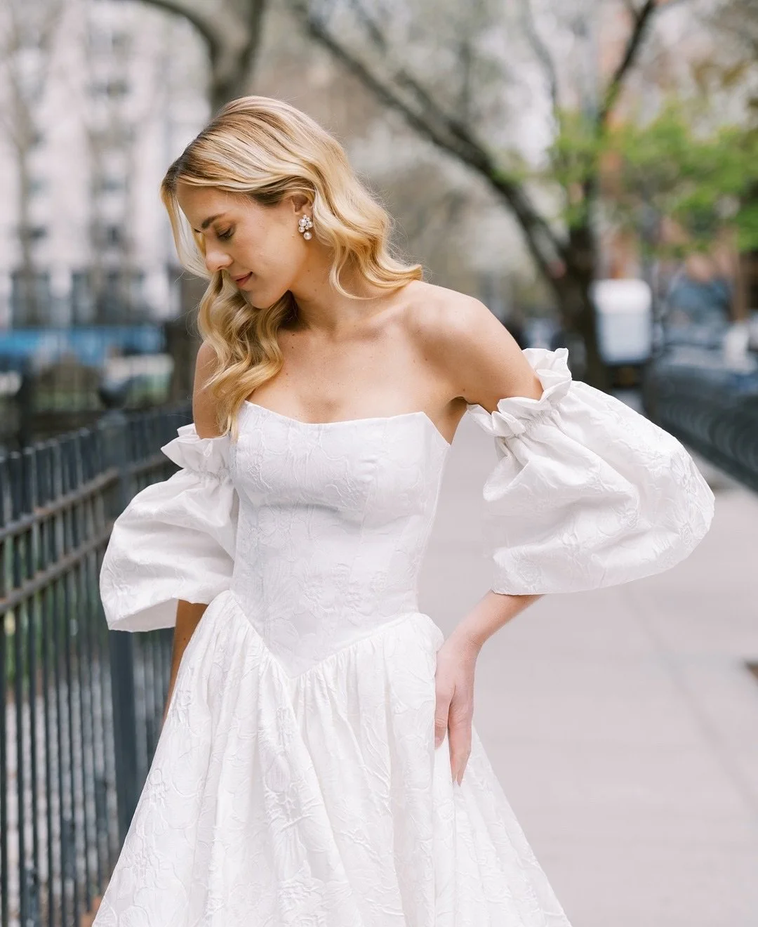 While we’re in New York this week previewing the newest collections, one of our favorite picks from last market has just arrived. Meet ‘Suzana’ by Flora — effortlessly romantic and ready for our brides. ✨
Flora’s trunk