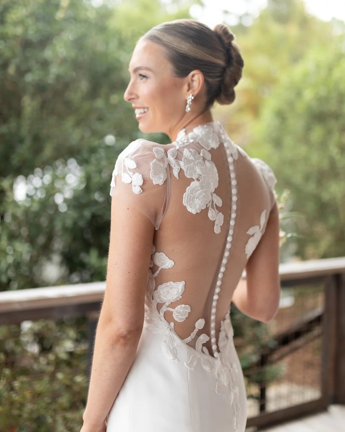 Avery was a vision from every angle&hellip; but this back moment? Pure magic.  Congratulations to Avery &amp; Carson on their unforgettable day!

Gown | @inesdisanto
Photography | @jenniferaustinphoto
Planning &amp; Design | @eventswithoutahitch
Beau