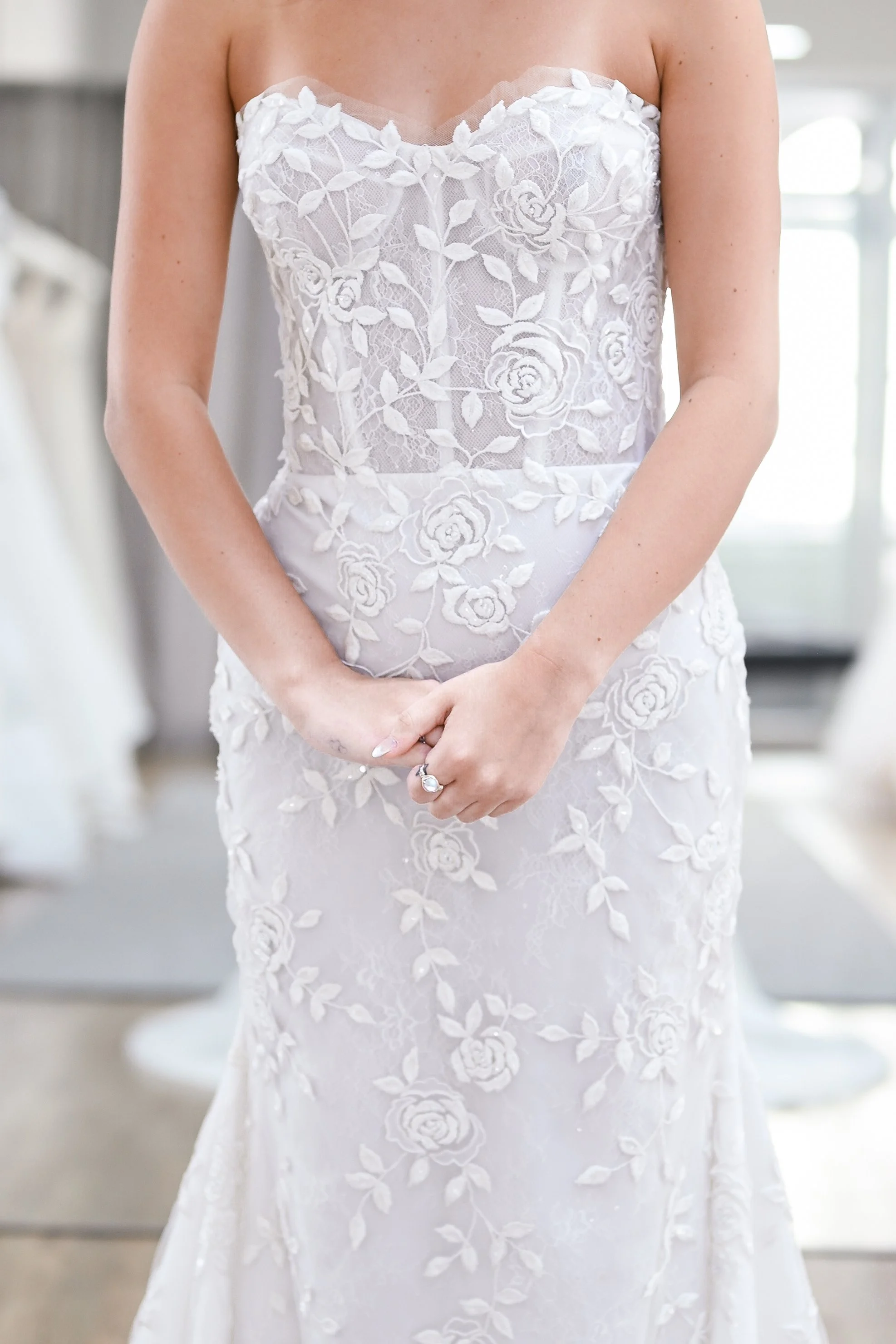 verdin-violeta-wedding-dress-sample-front-detail.jpg