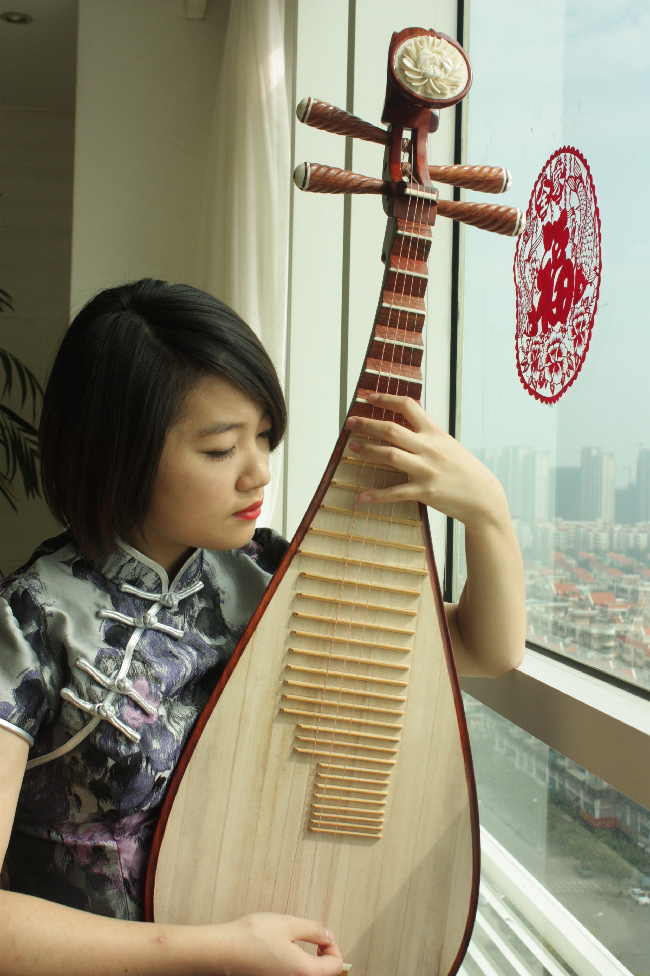 Li Xinyang playing pipa