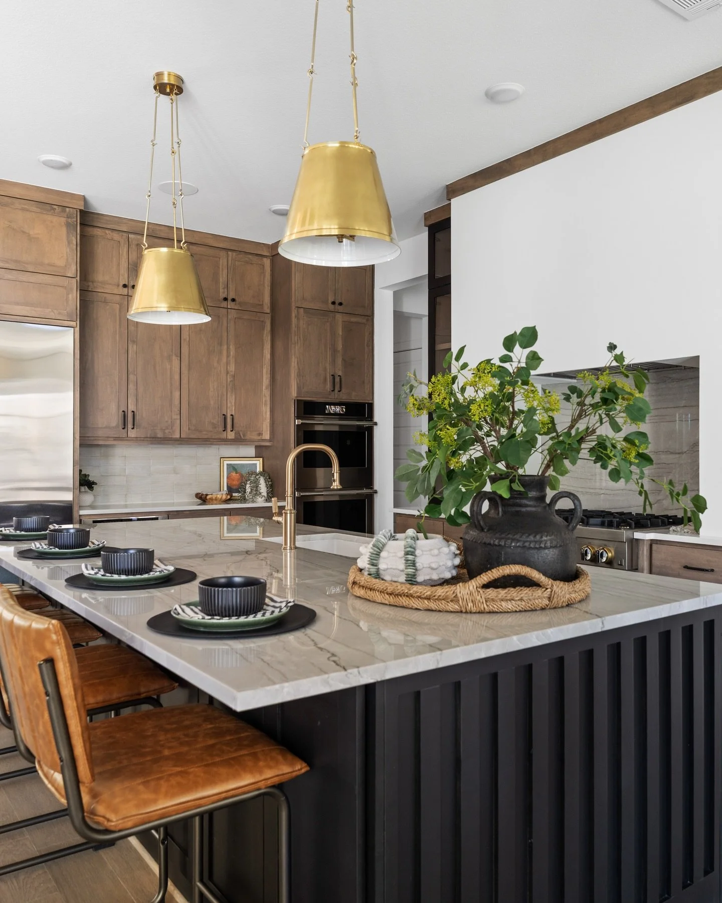Dark. Light. Warm. Texture. Timeless. This kitchen has a little bit of everything. ✨🖤

#kitchendesign #interiordesign #dreamkitchen #luxurykitchen #interiordesigner​​​​​​​​​​​​​​​​