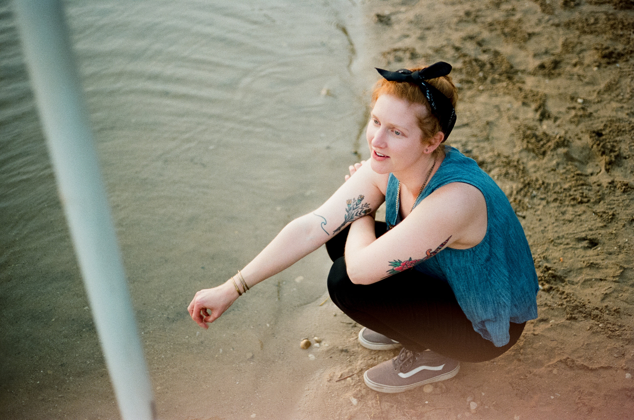 portrait-photographer-girl-lake-camp