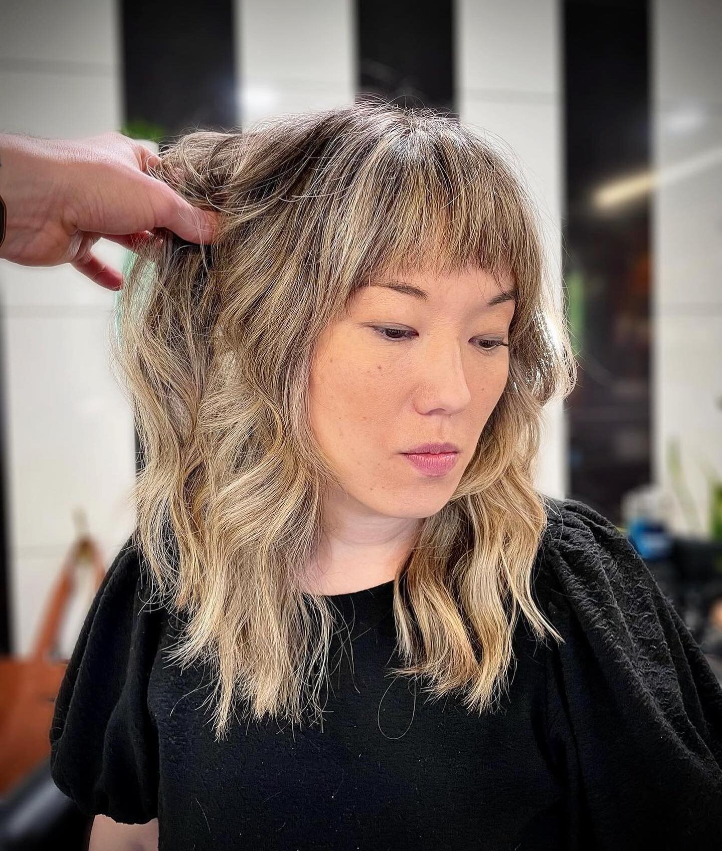 Color correcting while taking proper steps &amp; time to maintain the integrity of the hair is 🔑 &amp; @jt.hairdesign sure knows how to work it.⚡️a pretty blonde &amp; bang moment created by Johnny!