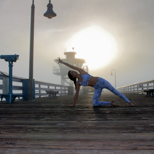 San Clemente Pier. Yogi: @rima_danielle in @vieactivewear.