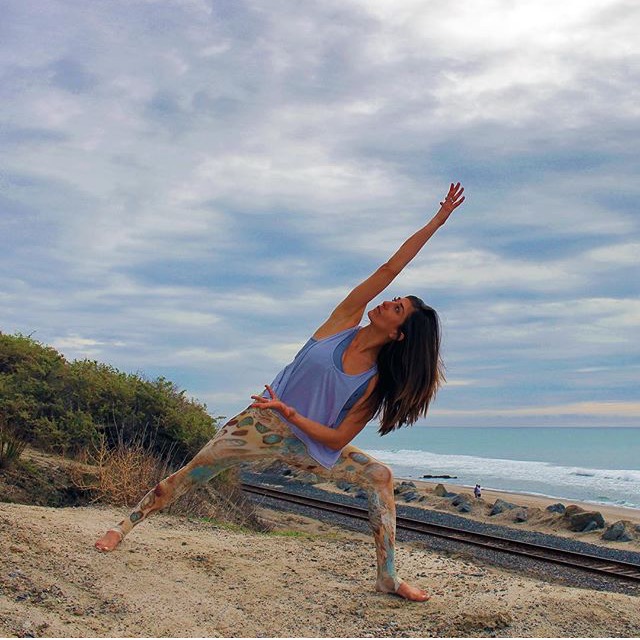 Yogi: @rima_danielle, Leggings: @zoeticthreads