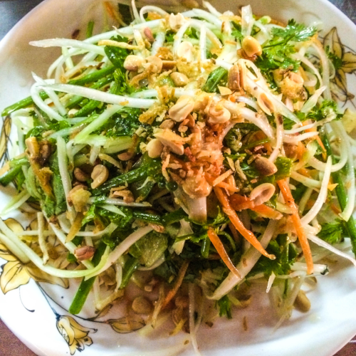 Món gỏi đu đủ - Green Papaya Salad from a food stall in Hoi An.