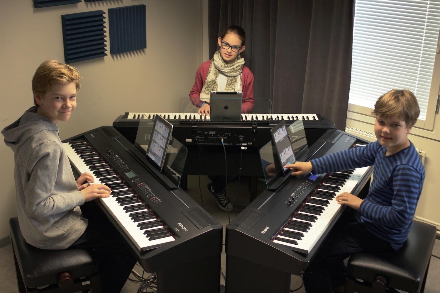 Play piano or keyboard in a group