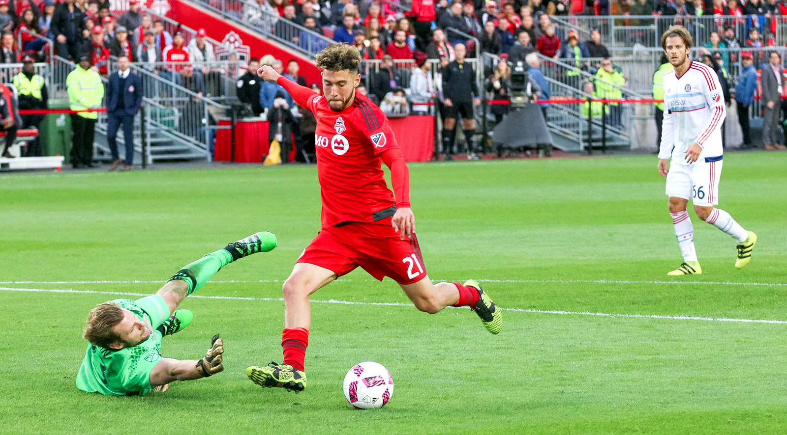 Jonathan Osorio about to score the match winning goal in Toronto FC's final match of the season.