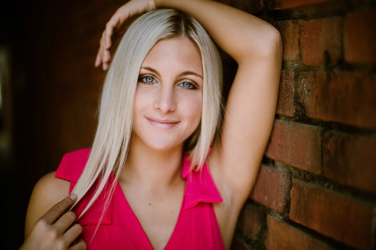  3. ENJOY A  GUIDED  PHOTOSHOOT  Relaxed - Coached - Fun  Pop outside where we'll shoot 200+ Best Self senior pictures  overflowing with personality.  