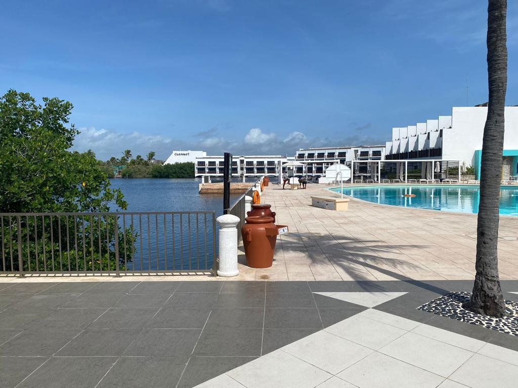 Overview of the pool/lagoon