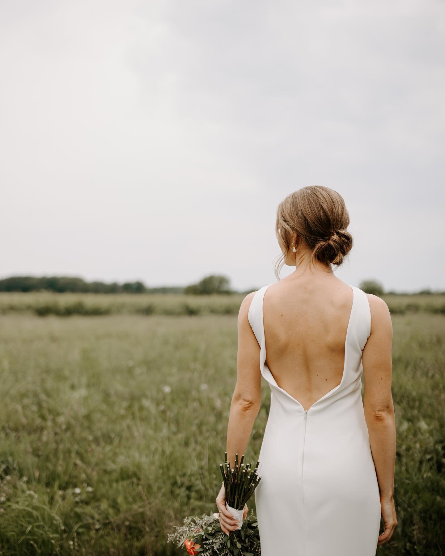 can i hear a little commotion for the dress? now let&rsquo;s hear it for the BACK of the dress. 🤍💁🏼&zwj;♀️