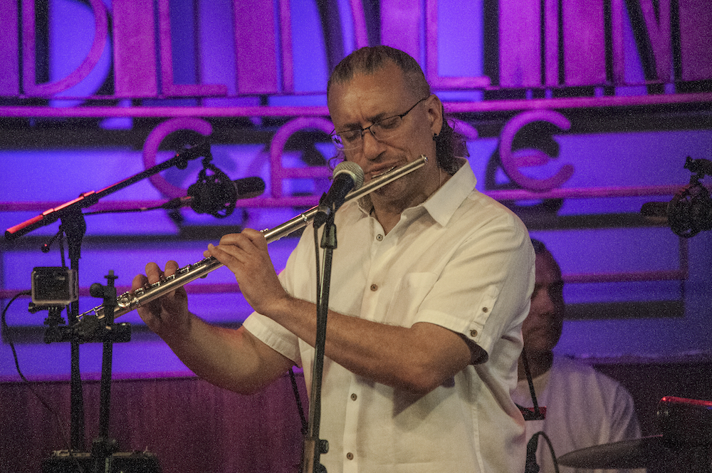 El flautista y compositor venezolano, Omar Acosta, acompañado por el violinista Alexis Cardenas,el cuatrista Miguel Siso (ganador de un Grammy) ,el contrabajista Leo Rondon,el pianista Jhonny Kotock,el percusionista Carlos Franco y la actuación del tenor venezolano Aquiles Machado, se presentaron en la mítica sala Cafe Berlin,en Madrid, en un concierto interpretando música venezolana en arreglos y composiciones de Acosta, en clave de jazz. Los músicos se presentaron en dos sesiones y el publico hizo cola en la entrada para adquirir los boletos.El flautista y compositor venezolano, Omar Acosta, acompañado por el violinista Alexis Cardenas,el cuatrista Miguel Siso (ganador de un Grammy) ,el contrabajista Leo Rondon,el pianista Jhonny Kotock,el percusionista Carlos Franco y la actuación del tenor venezolano Aquiles Machado, se presentaron en la mítica sala Cafe Berlin,en Madrid, en el concierto Venezolada Ole Estar,interpretando música venezolana en arreglos y composiciones de Acosta, en clave de jazz. Los músicos se presentaron en dos sesiones y el publico hizo cola en la entrada para adquirir los boletos.